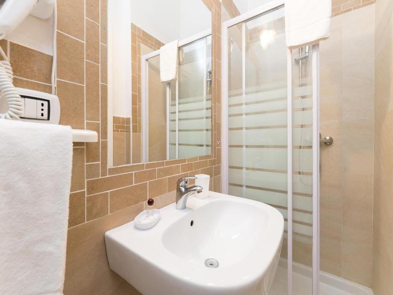 Hotel Reverse image