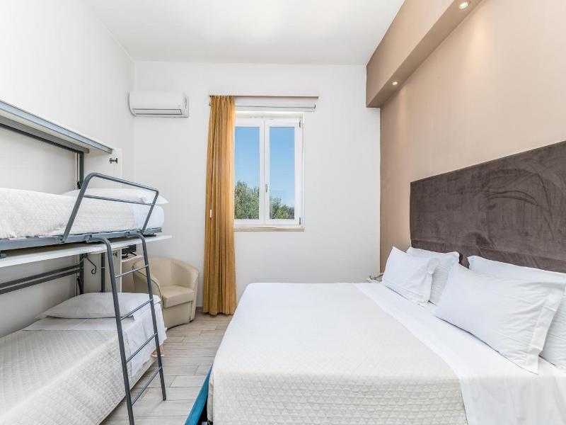 Hotel Reverse image