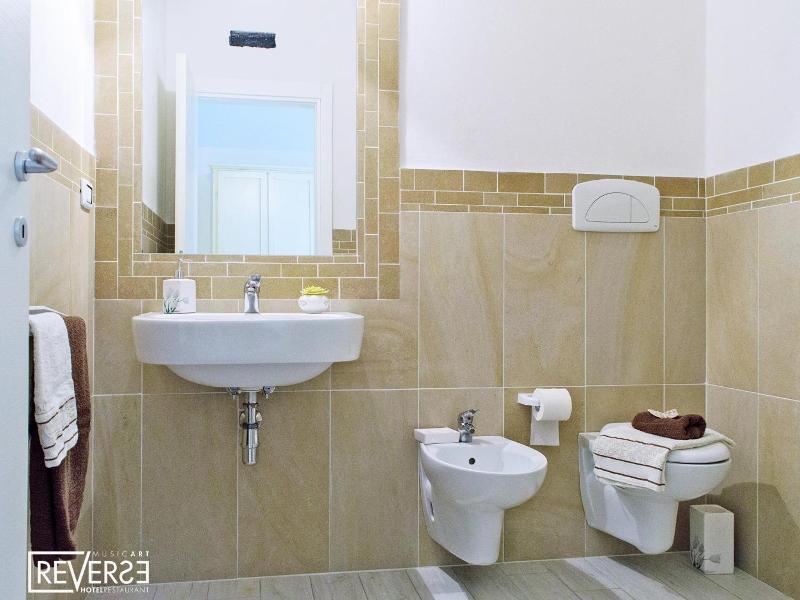 Hotel Reverse image