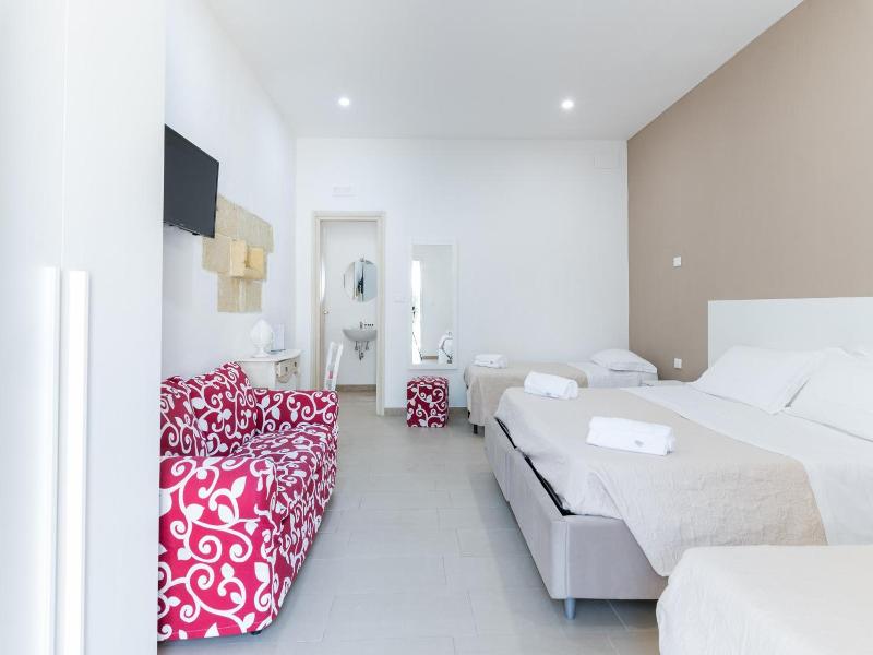 Hotel Reverse image