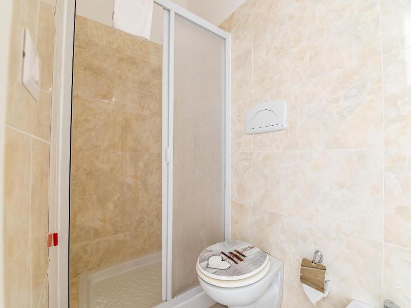 Hotel Reverse image