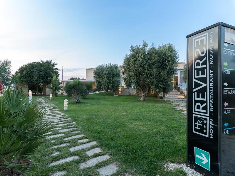 Hotel Reverse image