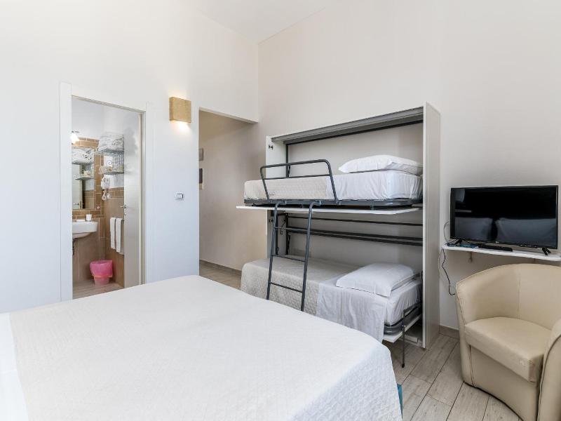 Hotel Reverse image