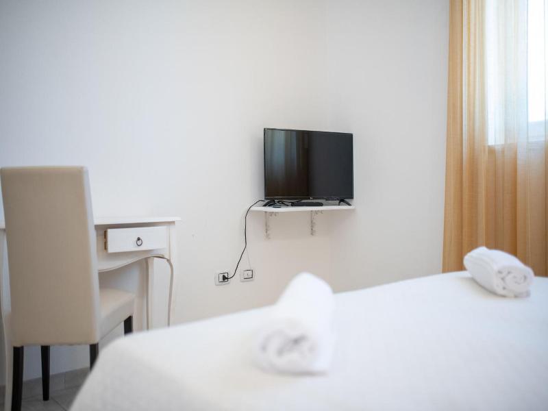 Hotel Reverse image
