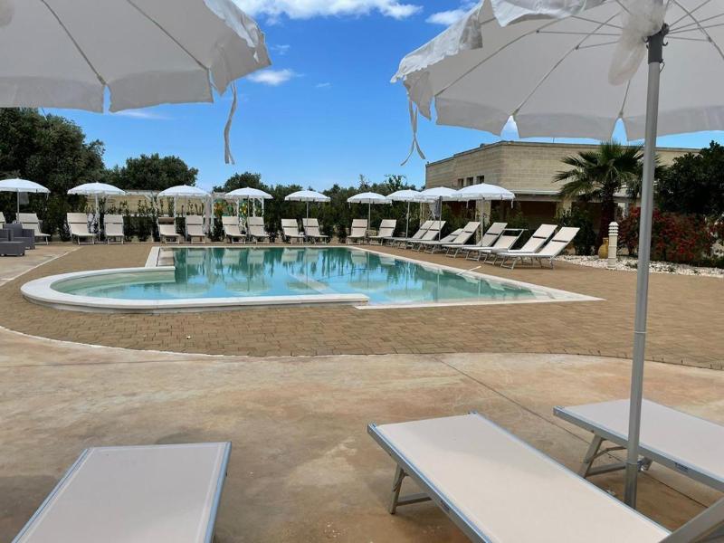 Hotel Reverse image