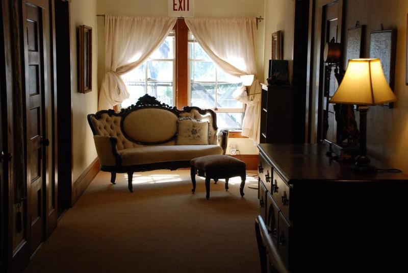Follansbee Inn image