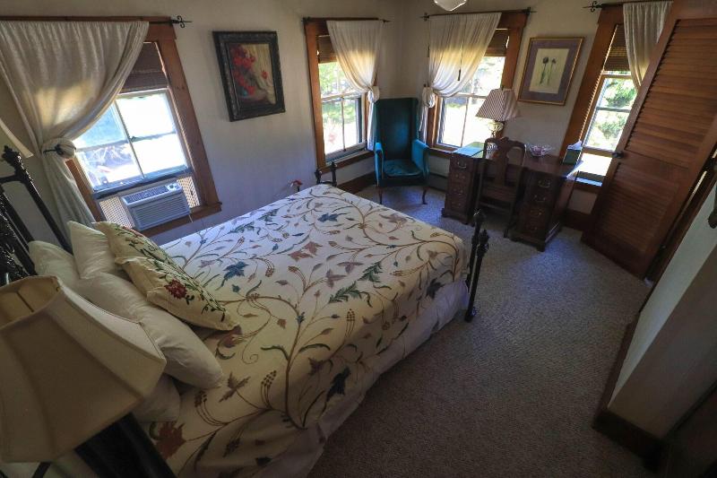 Follansbee Inn image