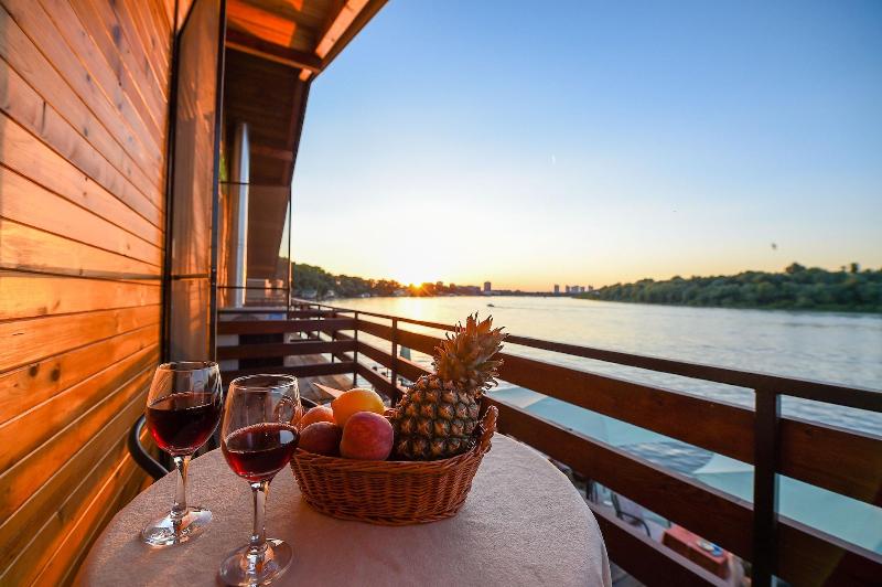 San Art Floating Hostel&Apartments image