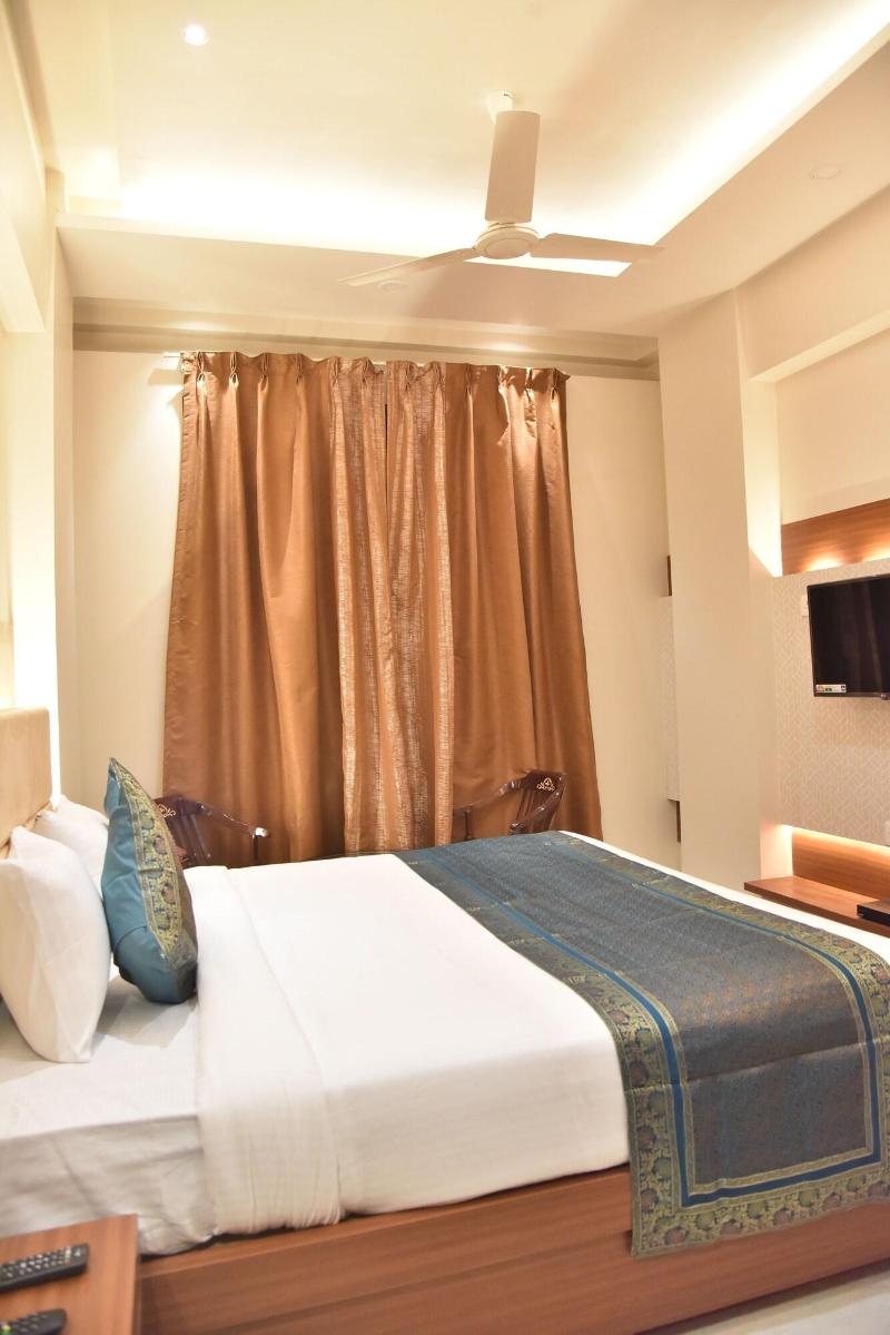 Hotel R K Grand image