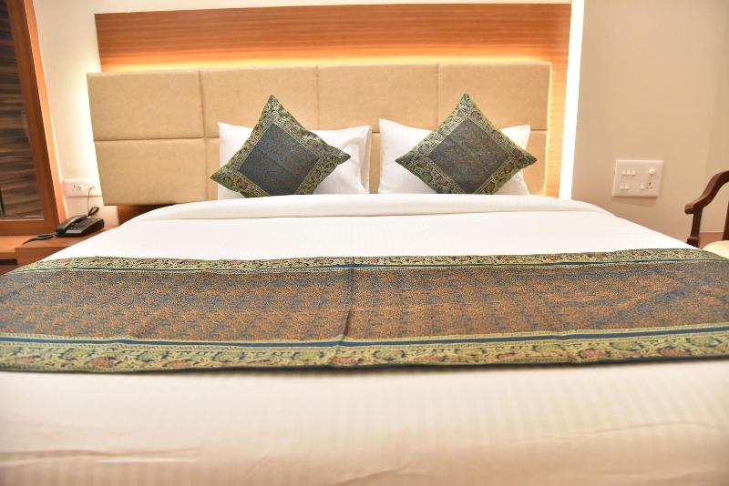 Hotel R K Grand image