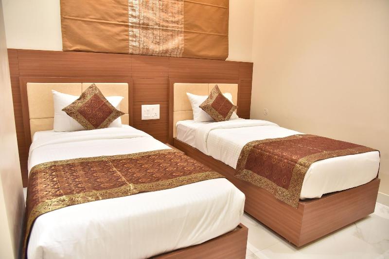 Hotel R K Grand image