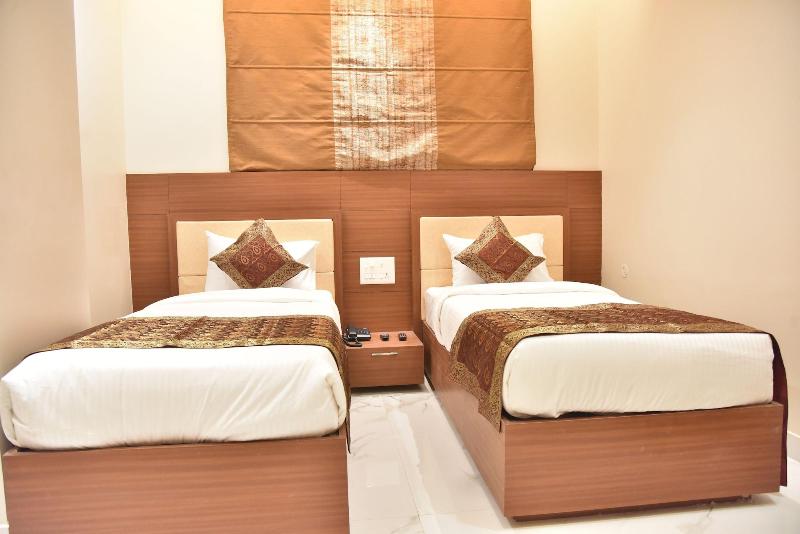 Hotel R K Grand image