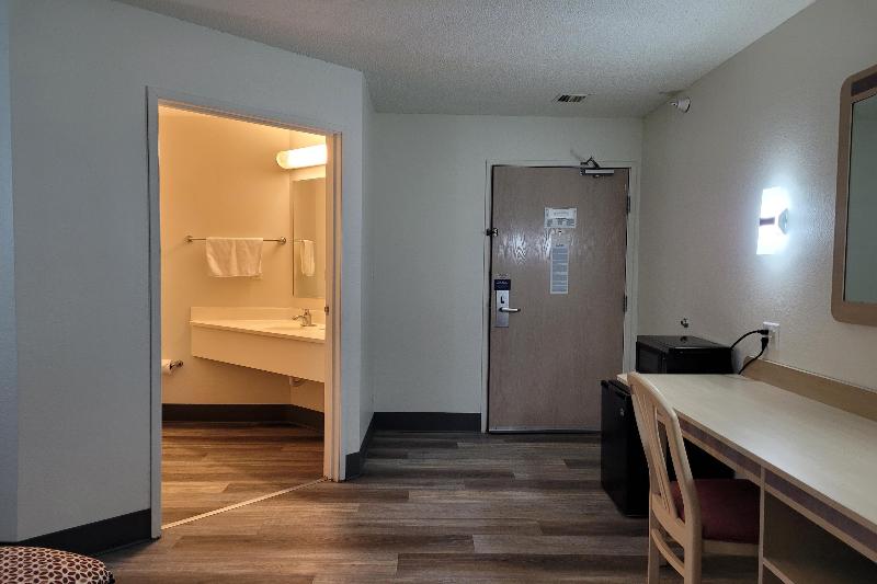 Modern Stay 39 Lakeview By OYO Minonk image