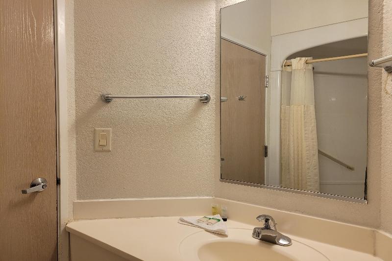 Modern Stay 39 Lakeview By OYO Minonk image
