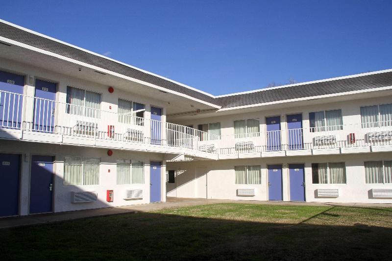 Motel 6 Lufkin, TX image