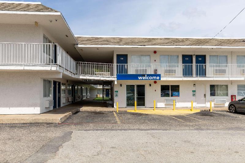 Motel 6 Lufkin, TX image