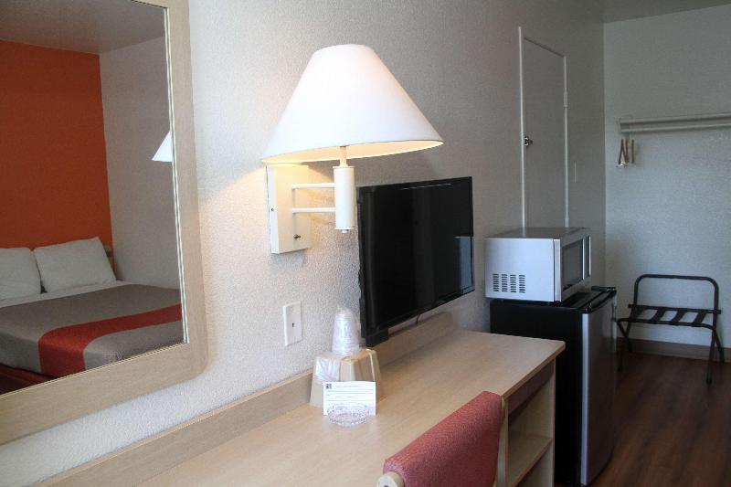 Motel 6 Lufkin, TX image