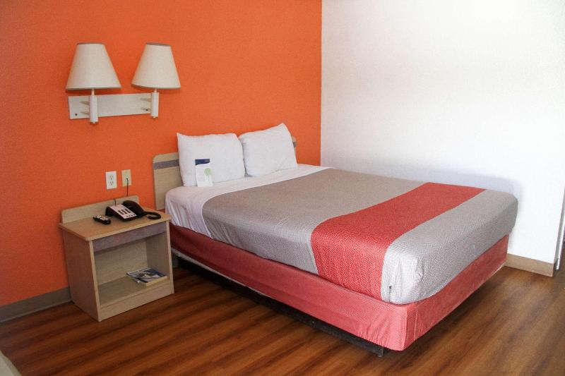 Motel 6 Lufkin, TX image
