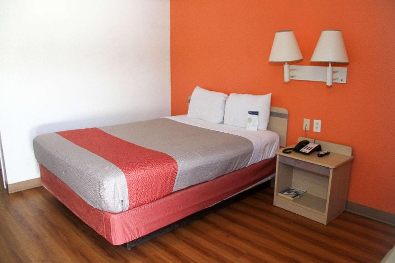 Motel 6 Lufkin, TX image