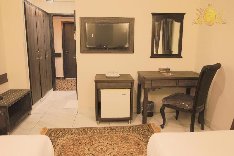 Hotel Crown Inn image