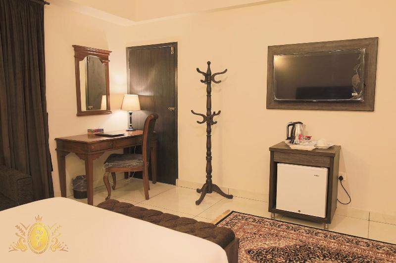 Hotel Crown Inn image
