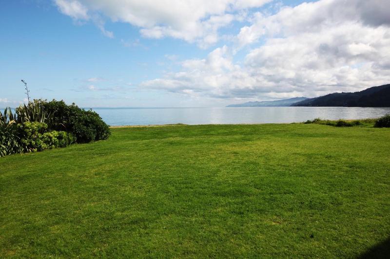 Te Puru Beach Lodge image