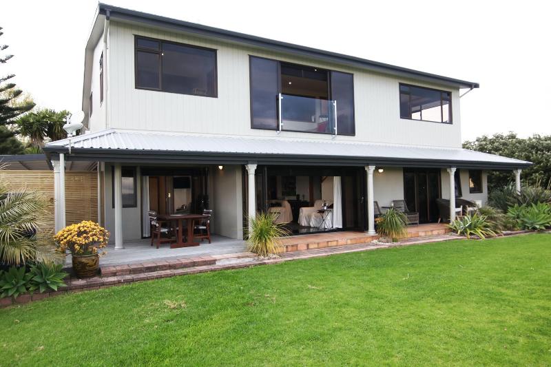 Te Puru Beach Lodge image