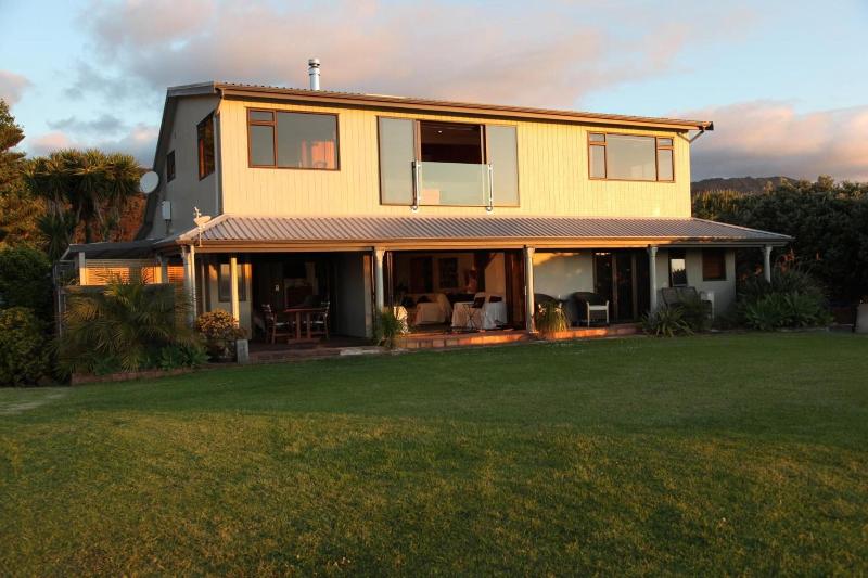 Te Puru Beach Lodge image