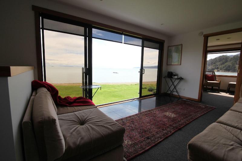 Te Puru Beach Lodge image