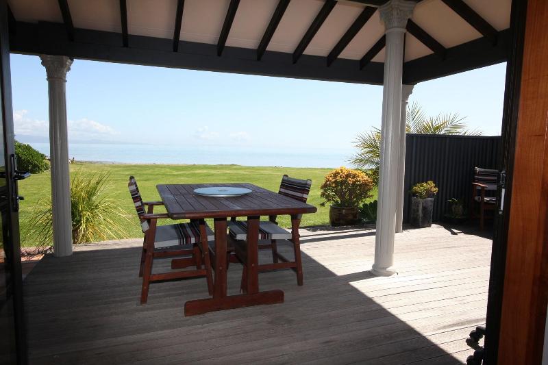 Te Puru Beach Lodge image