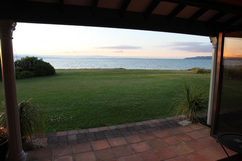 Te Puru Beach Lodge image