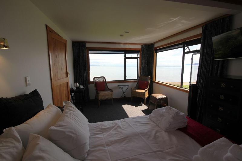 Te Puru Beach Lodge image