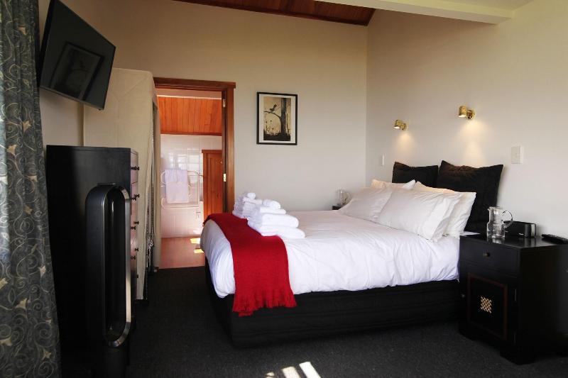 Te Puru Beach Lodge image
