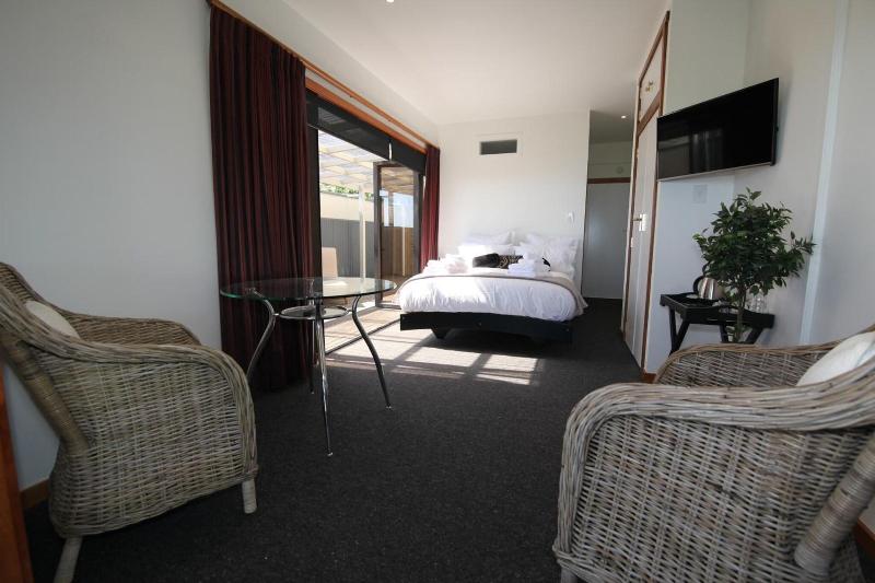 Te Puru Beach Lodge image