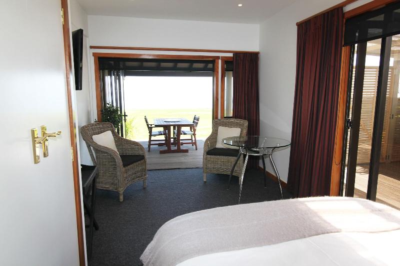 Te Puru Beach Lodge image
