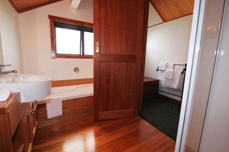 Te Puru Beach Lodge image