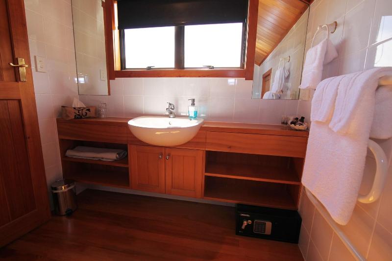 Te Puru Beach Lodge image