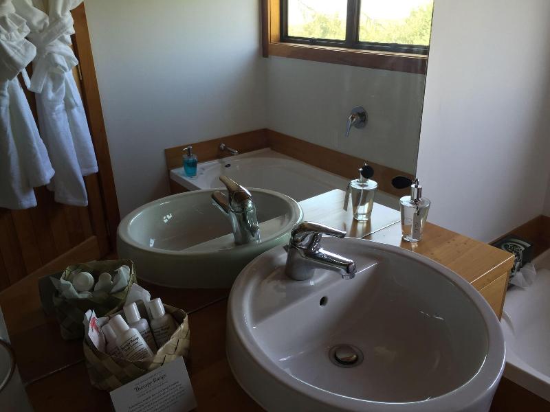Te Puru Beach Lodge image