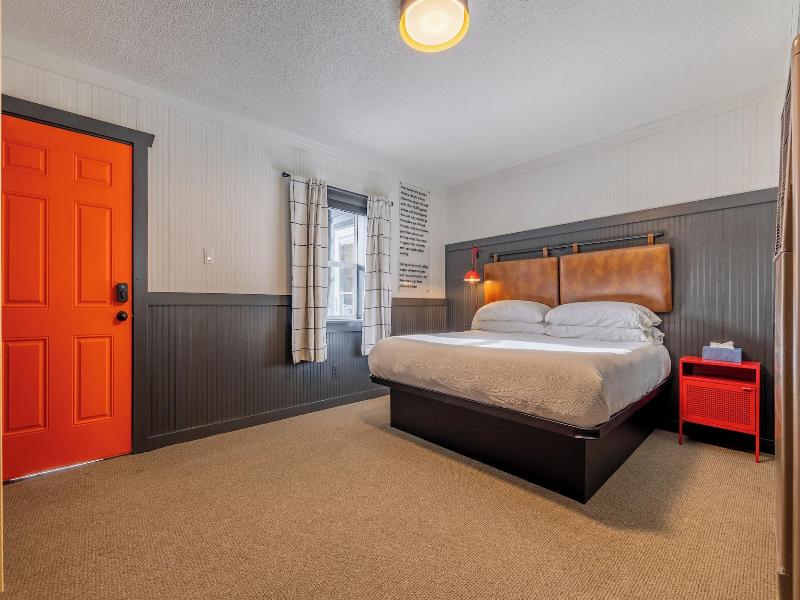 FAMILY ROOM THREE BEDS