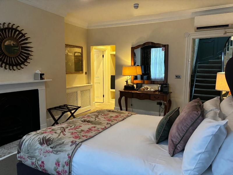 The Clerk & Well Pub & Rooms image