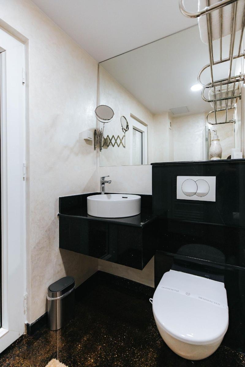 Evianne Boutique Hotel image