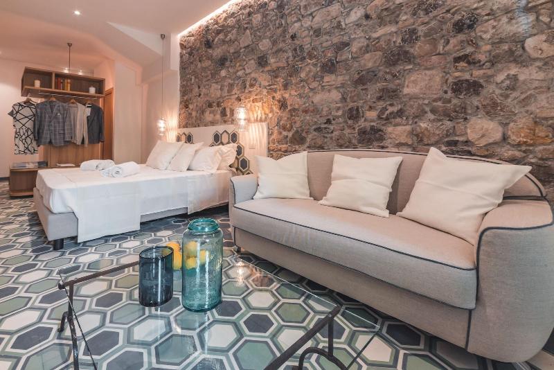 Medousa Bistrot & Suites image