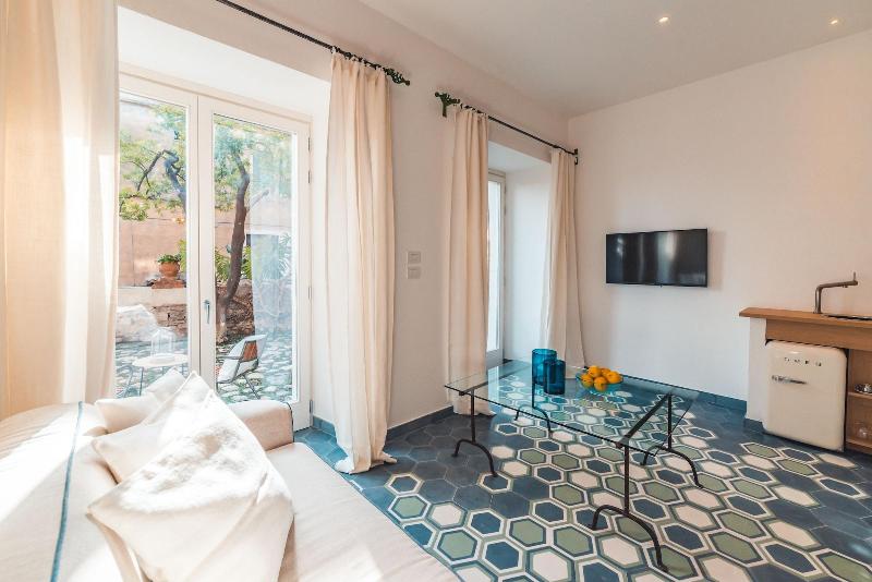 Medousa Bistrot & Suites image