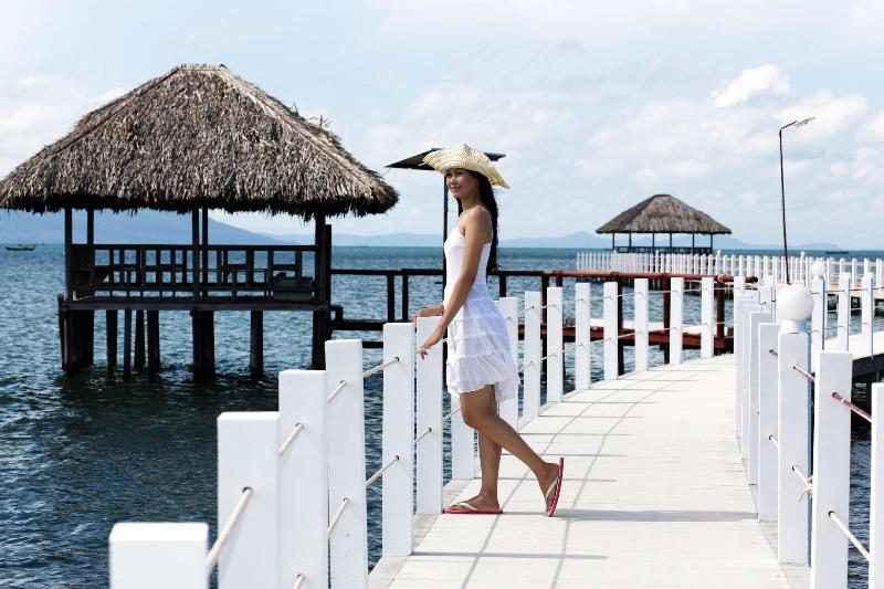 Nataya Roundhouse Coral Bay Resort And Spa image