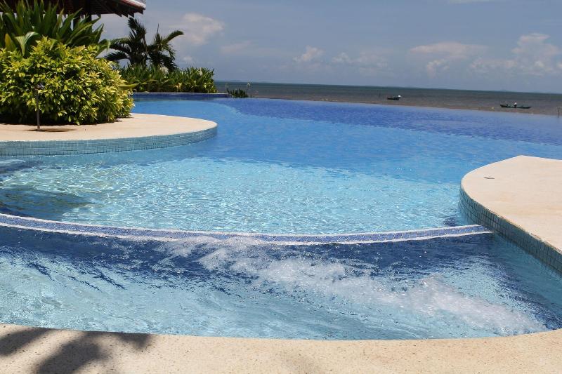 Nataya Roundhouse Coral Bay Resort And Spa image