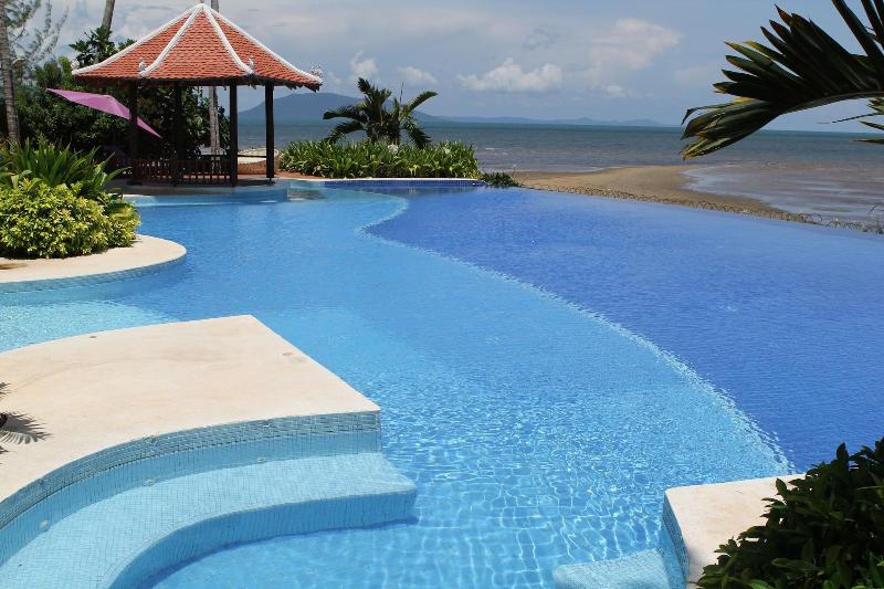 Nataya Roundhouse Coral Bay Resort And Spa image