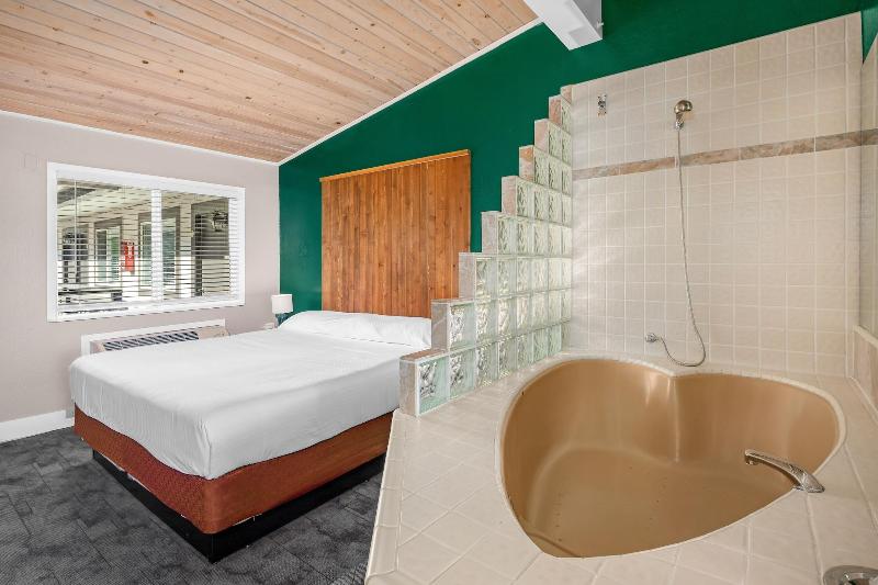 The Inn At Boatworks image