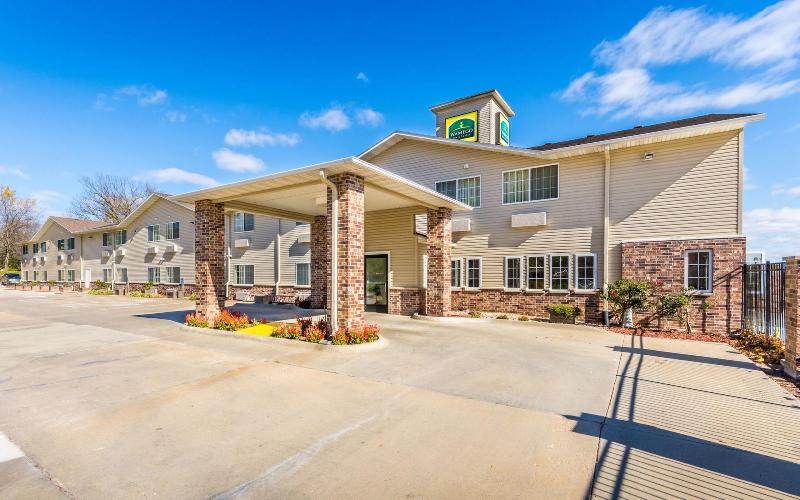 Wamego Inn And Suites — exterior view