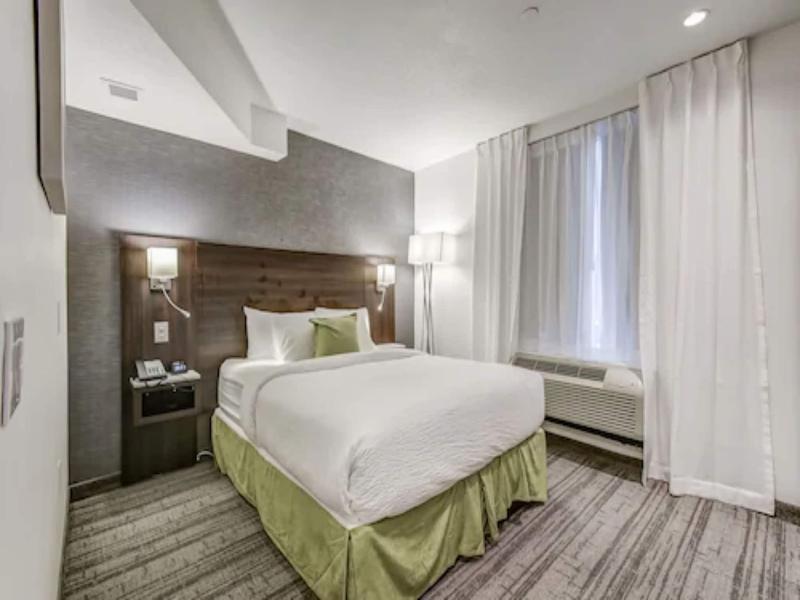 Est Hotel image