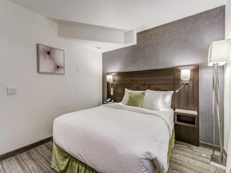 Est Hotel image